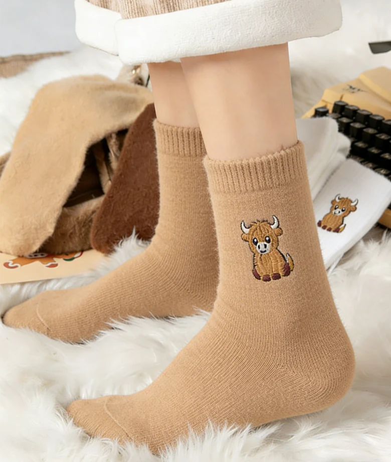 🔥Chaussettes douillettes brodées pour femmes avec motif de vache des Highlands - Image 12